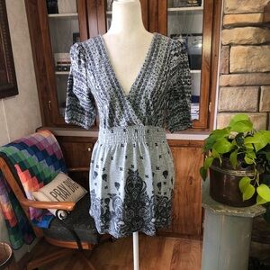 ALMOST FAMOUS SIZE LARGE GRAY AND BLACK HALF BALLOON SLEEVE DEEP V/NECK